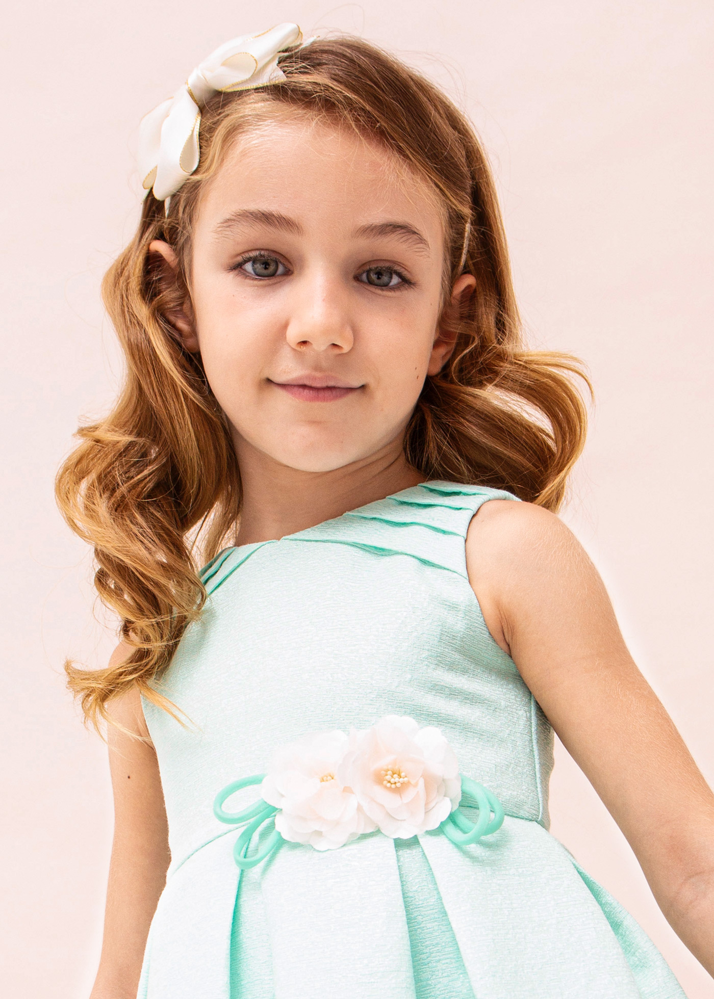 Vestido com aplique floral para menina