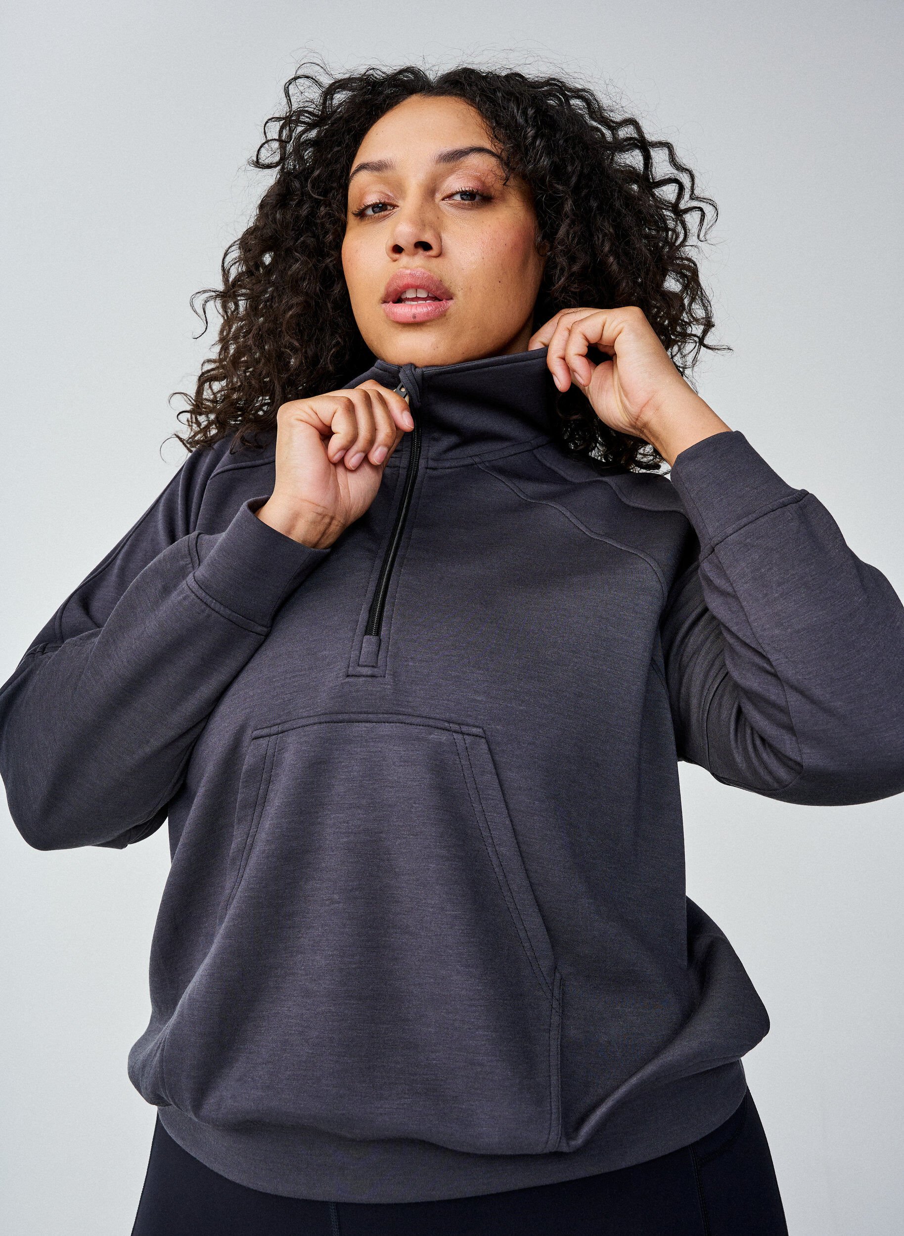Sporty sweatshirt med høj hals og lynlås