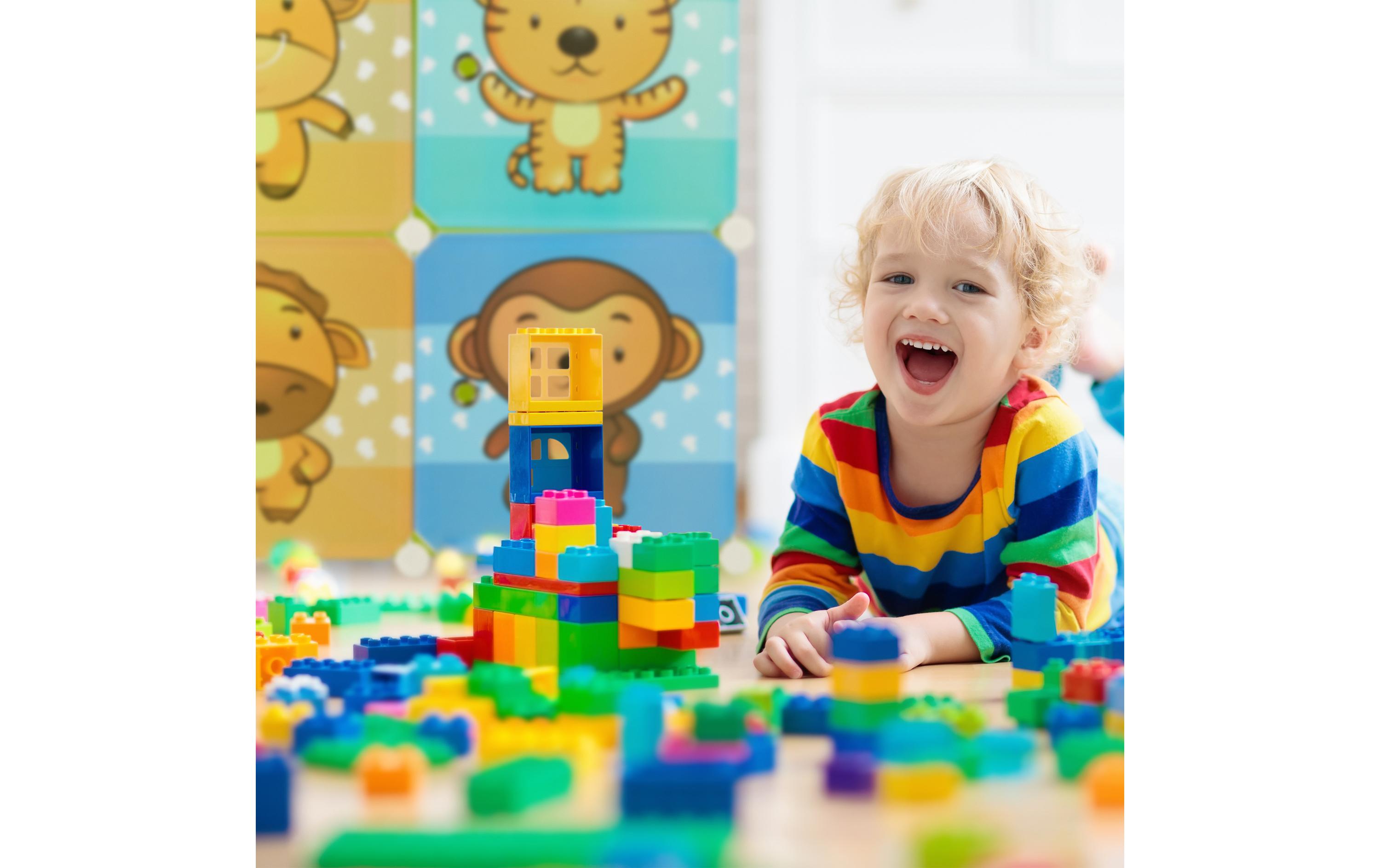 Kinderregal mit StecksystemBuntes Regalsystem für das Kinderzimmer