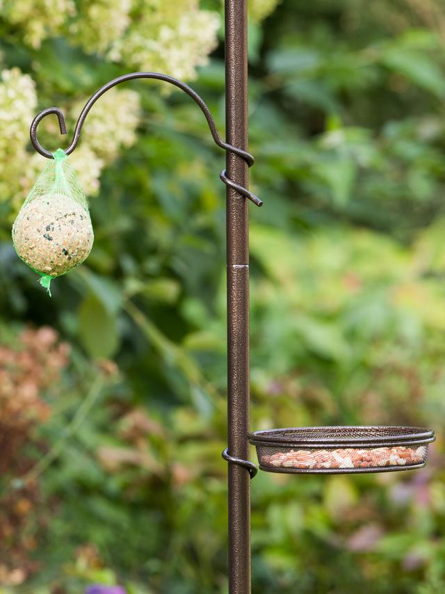 Meisenknödelhalter mit Futterkorb