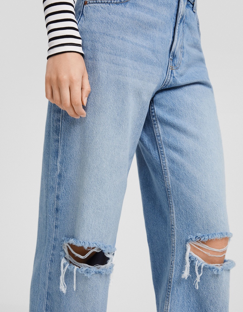 Calça jeans rasgada de perna larga dos anos 90