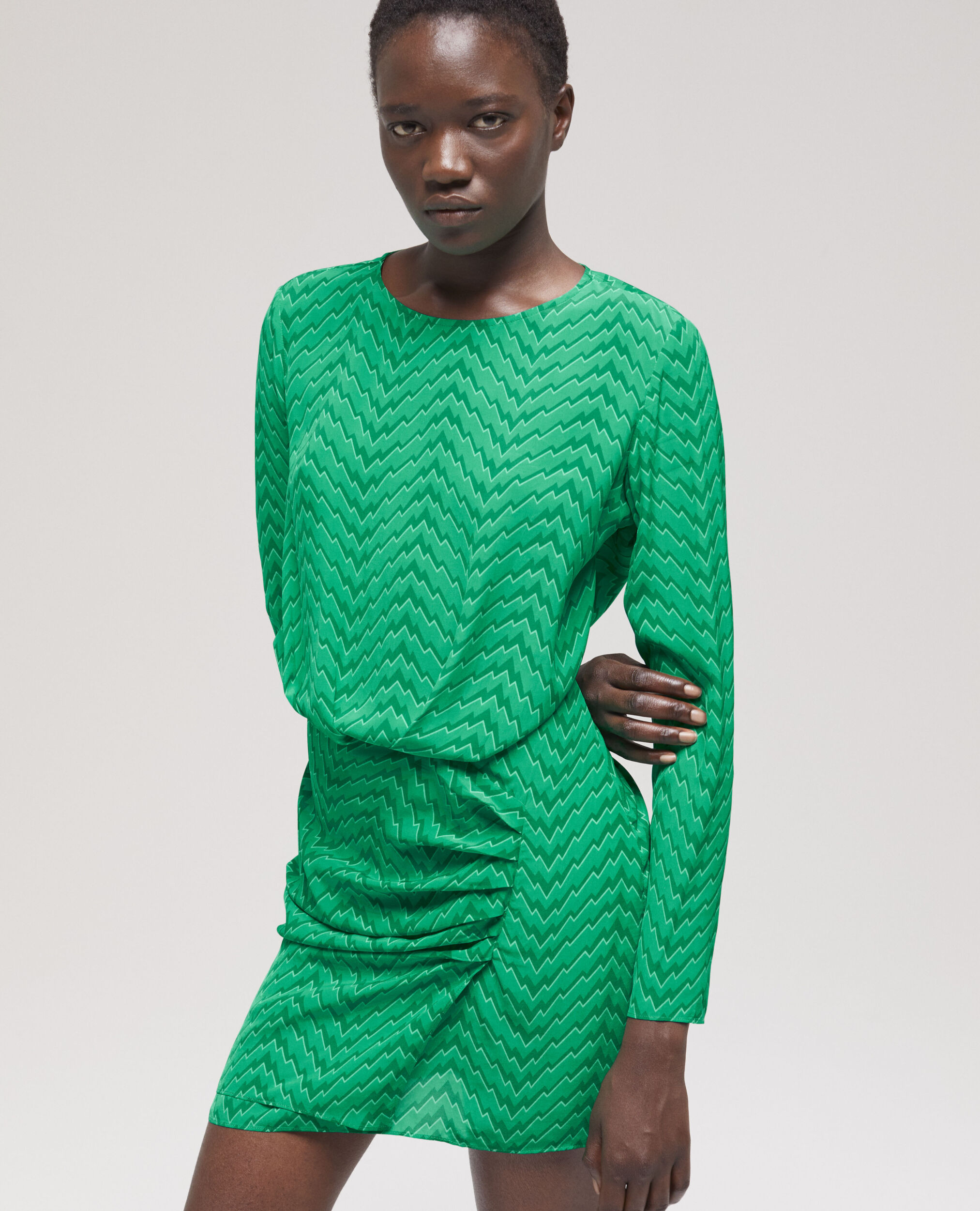 Robe courte imprimée zigzag verte