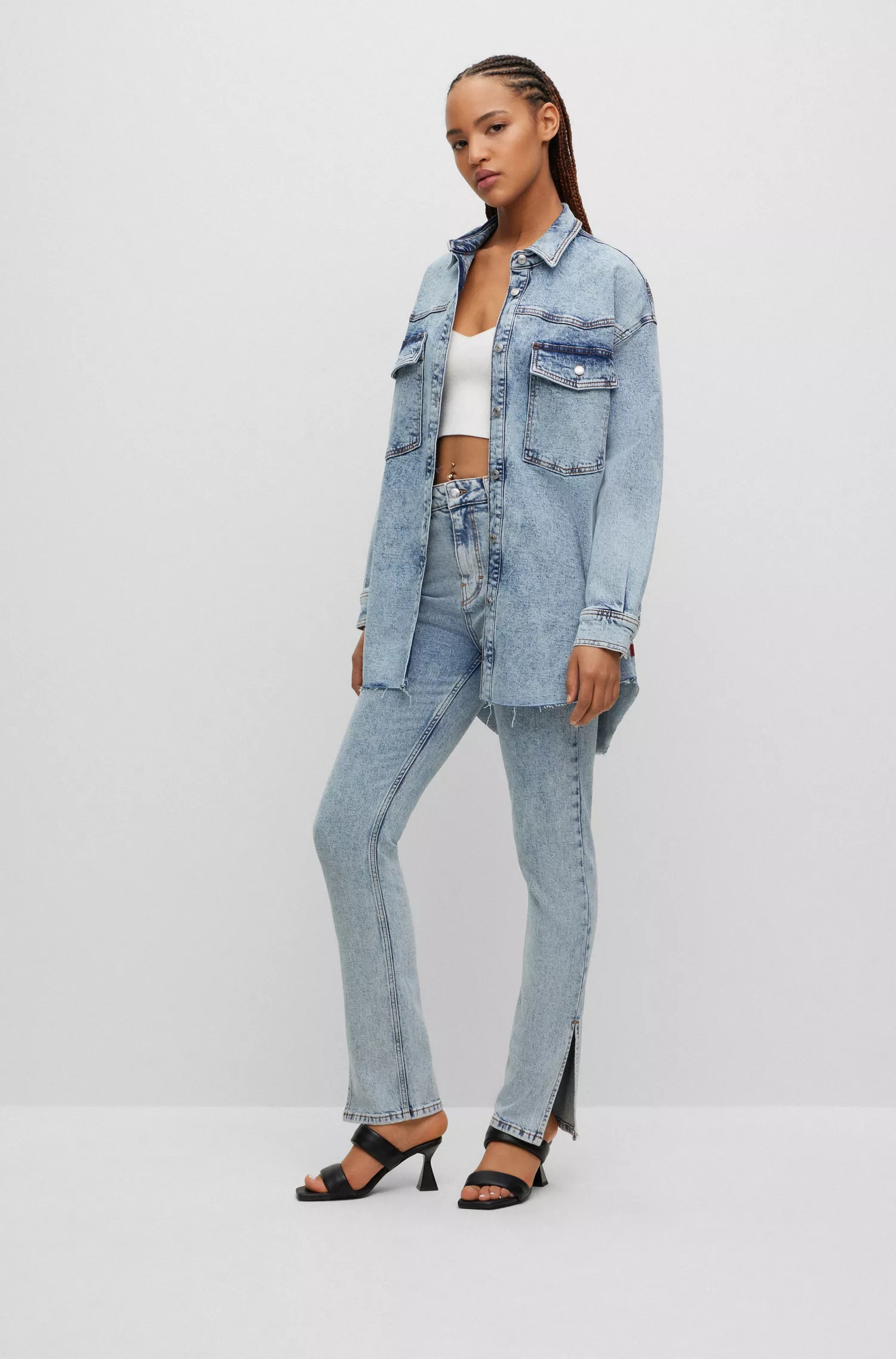 Calça jeans HUGO vermelha, corte regular, cintura alta, em denim com lavagem lunar.