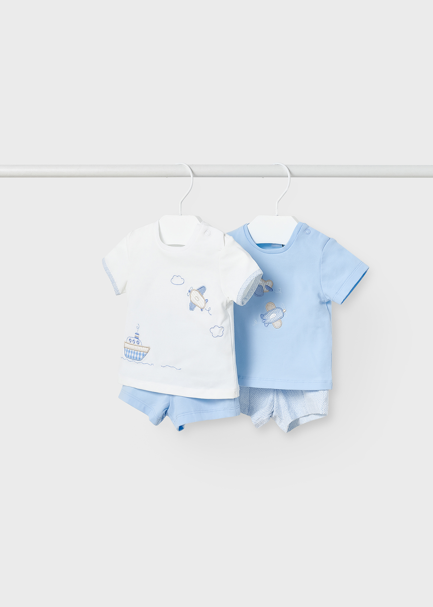 Conjunto de 4 peças em algodão sustentável para recém-nascidos.