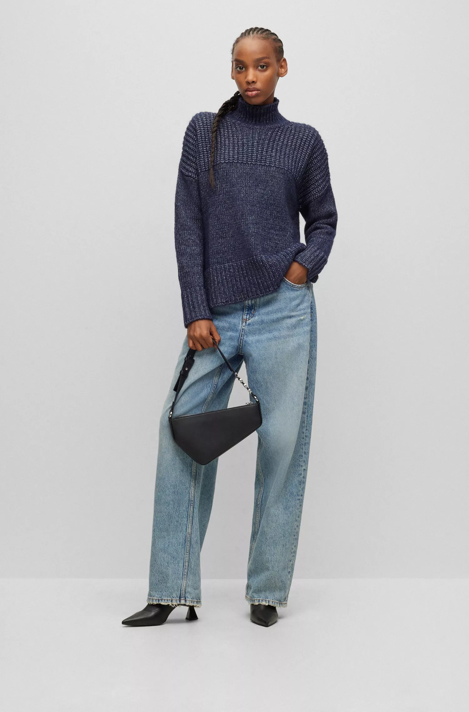 Suéter HUGO vermelho de modelagem oversized com texturas variadas.