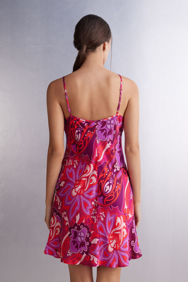 Combinação de viscose e cetim com estampa floral sensual.