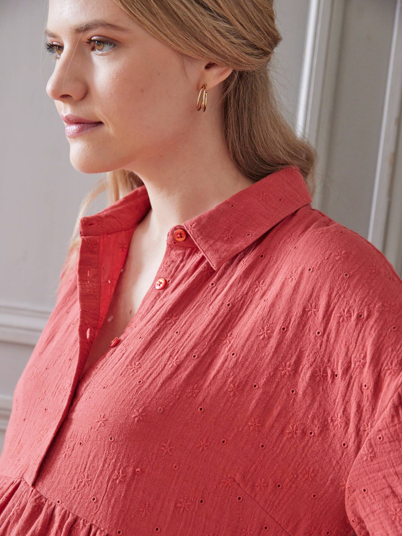 Vestido camisa bordado em chiffon de algodão para gestantes e lactantes (cor terracota)