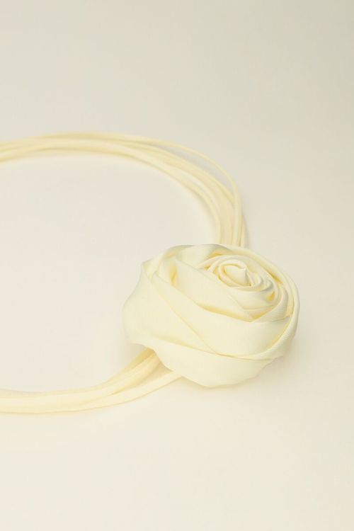 Witte koord choker met satijnen bloem