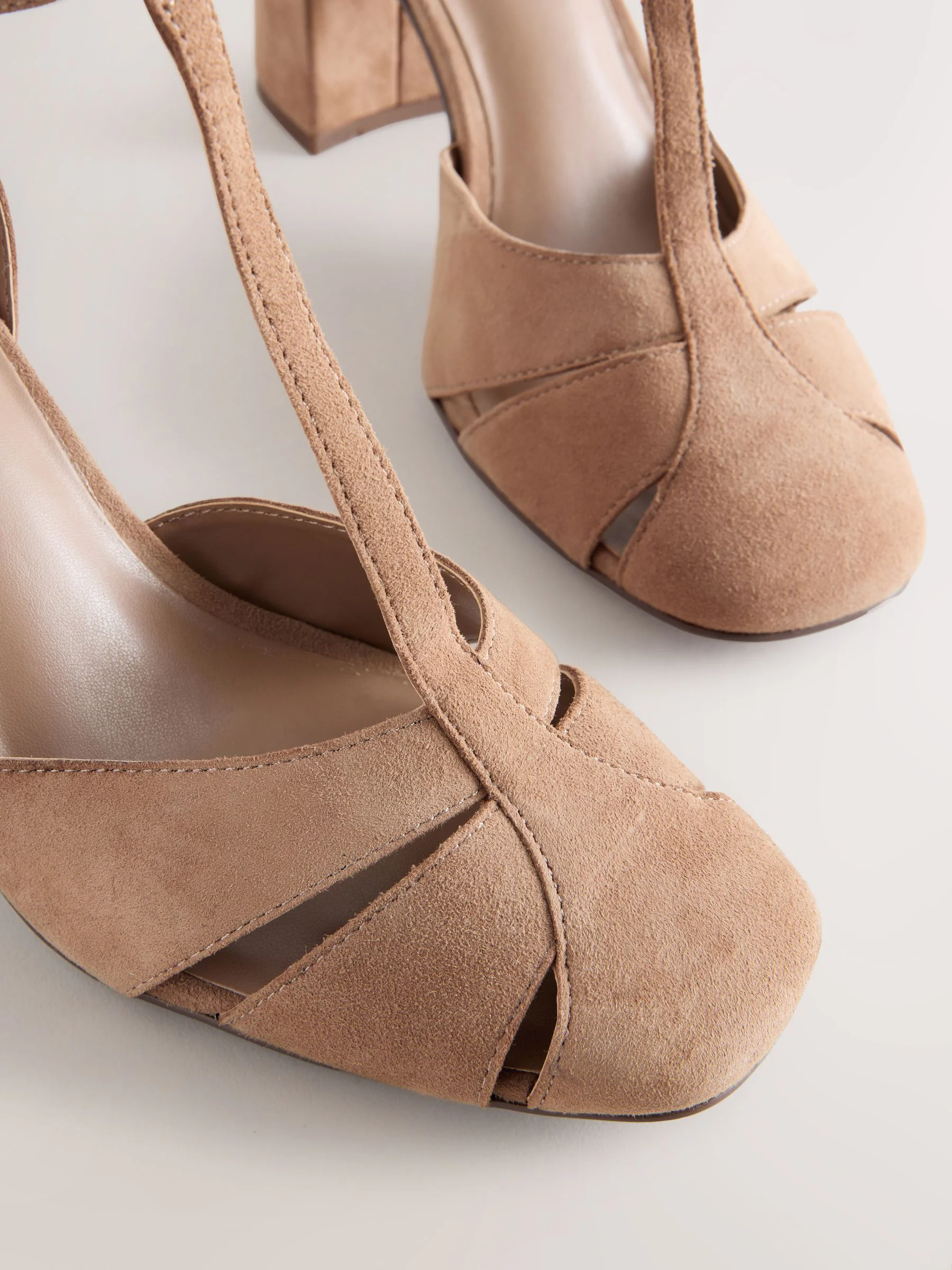 Kameelkleurig suède - Leren schoenen met uitsnijding, T-bandje en blokhakken met ronde neus