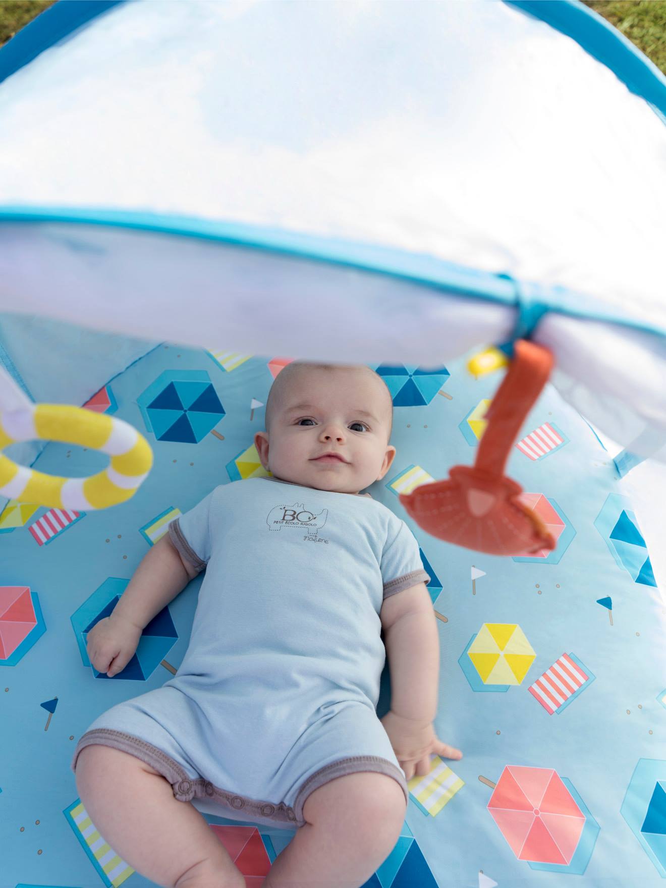 Área de atividades Babyni BABYMOOV com proteção UV, azul médio liso com estampas.