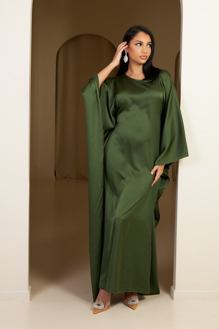 Robe verte en satin ajustée à la taille