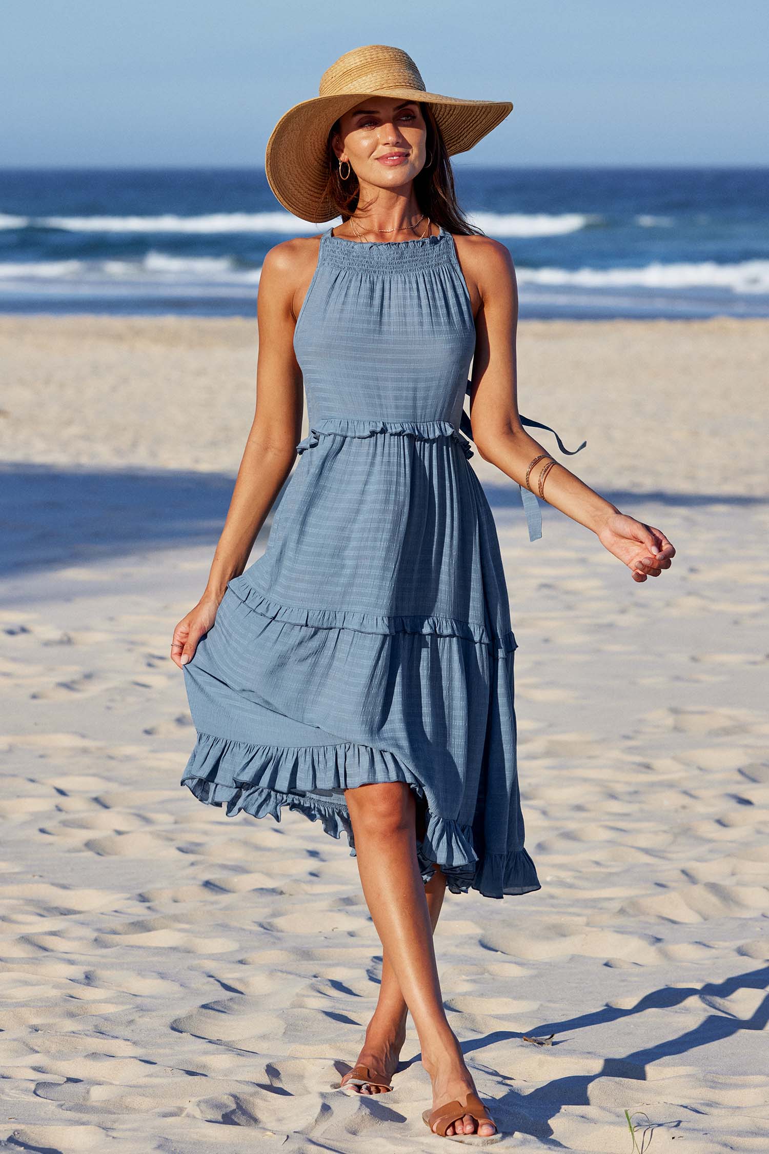 Robe maxi avec col haut à volants et smocks bleue