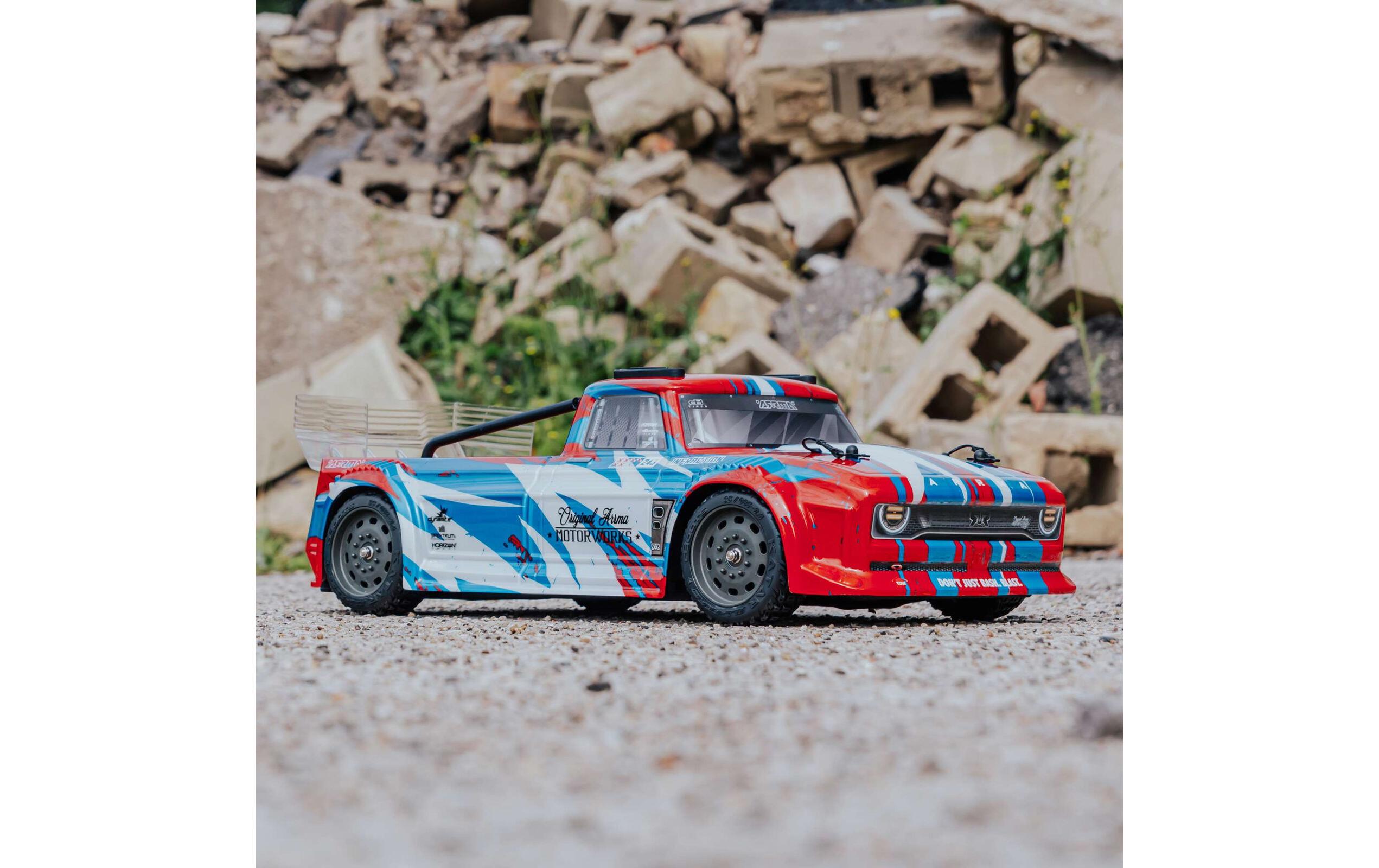 Infraction 4x4 Mega, Rot/Blau 1:8, RTR<br>Street Bash Resto-Mod Truck im Massstab 1:8
