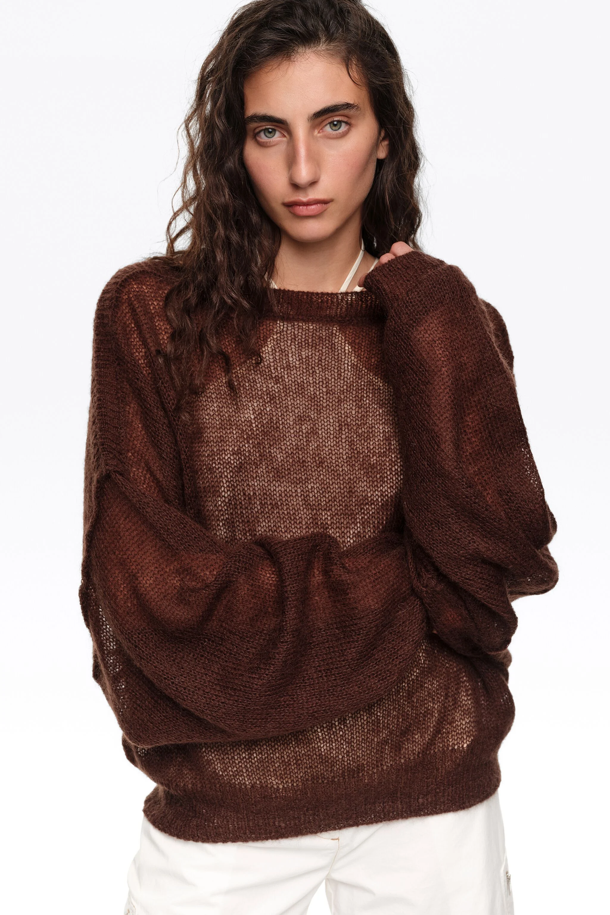 Suéter marrom escuro de mohair com decote canoa
