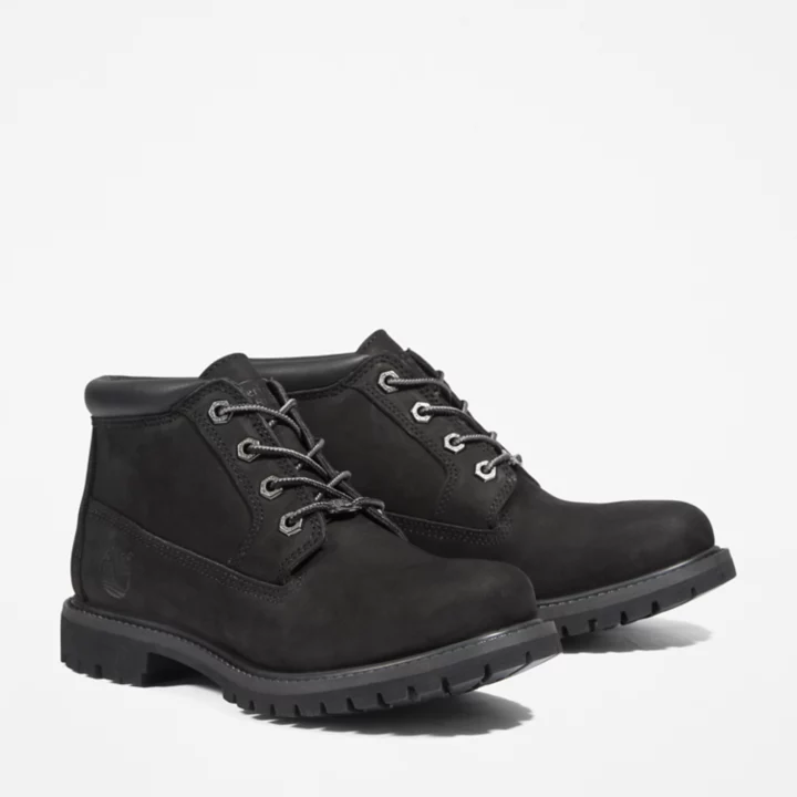 Bota Chukka impermeável e quente Nellie para mulheres, na cor preta.