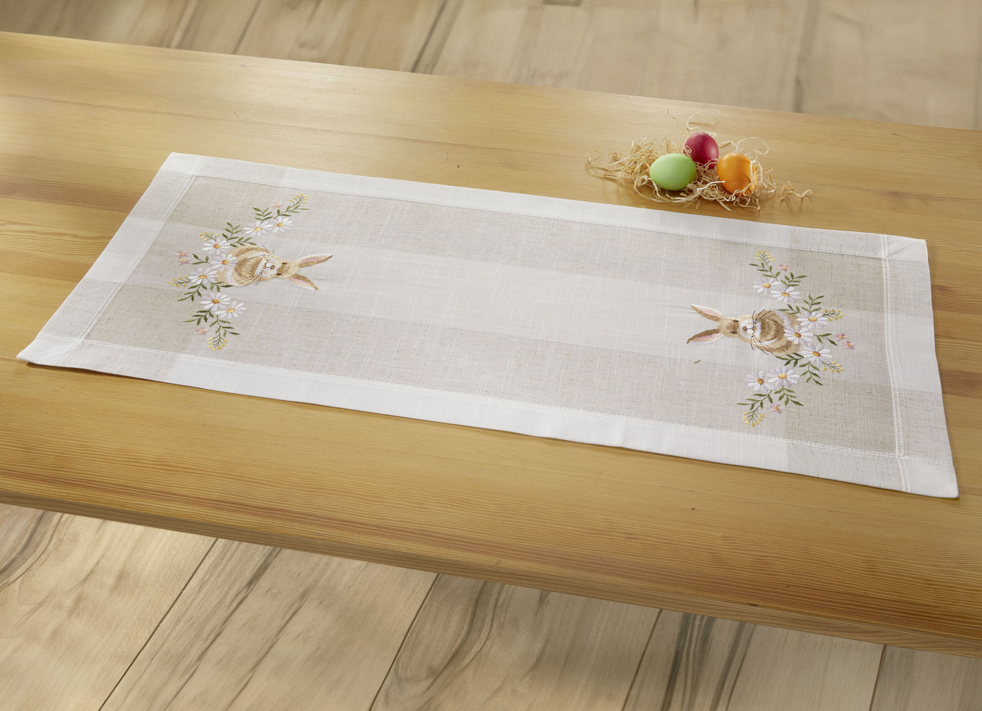 Bestickte Tisch- und Raumdekoration mit Osterhasen-Motiv