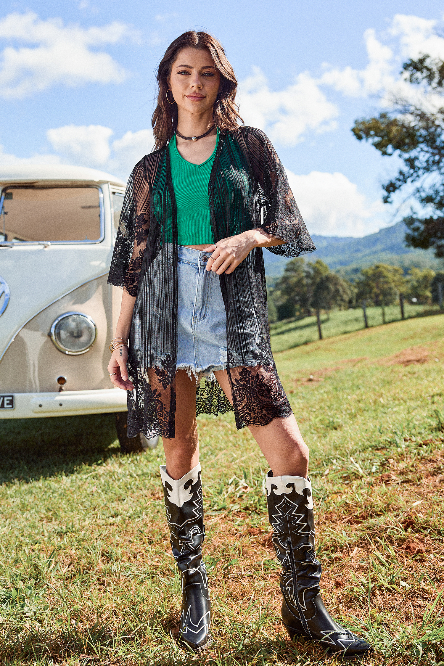 Haut ouvert en broderie noir