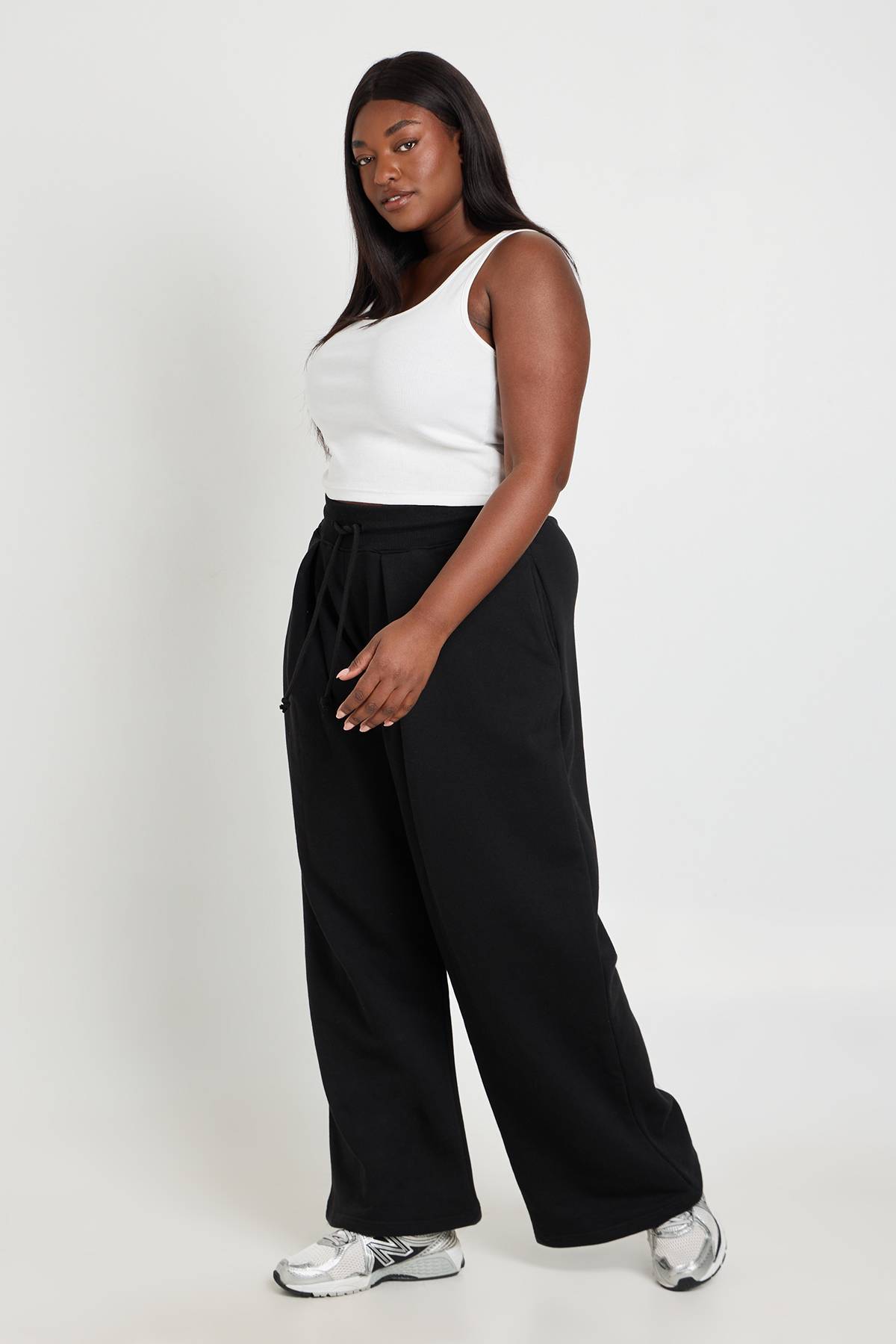 boohoo Pantalon De Jogging Grande Taille À Jambes Larges Avec Plis Piqués