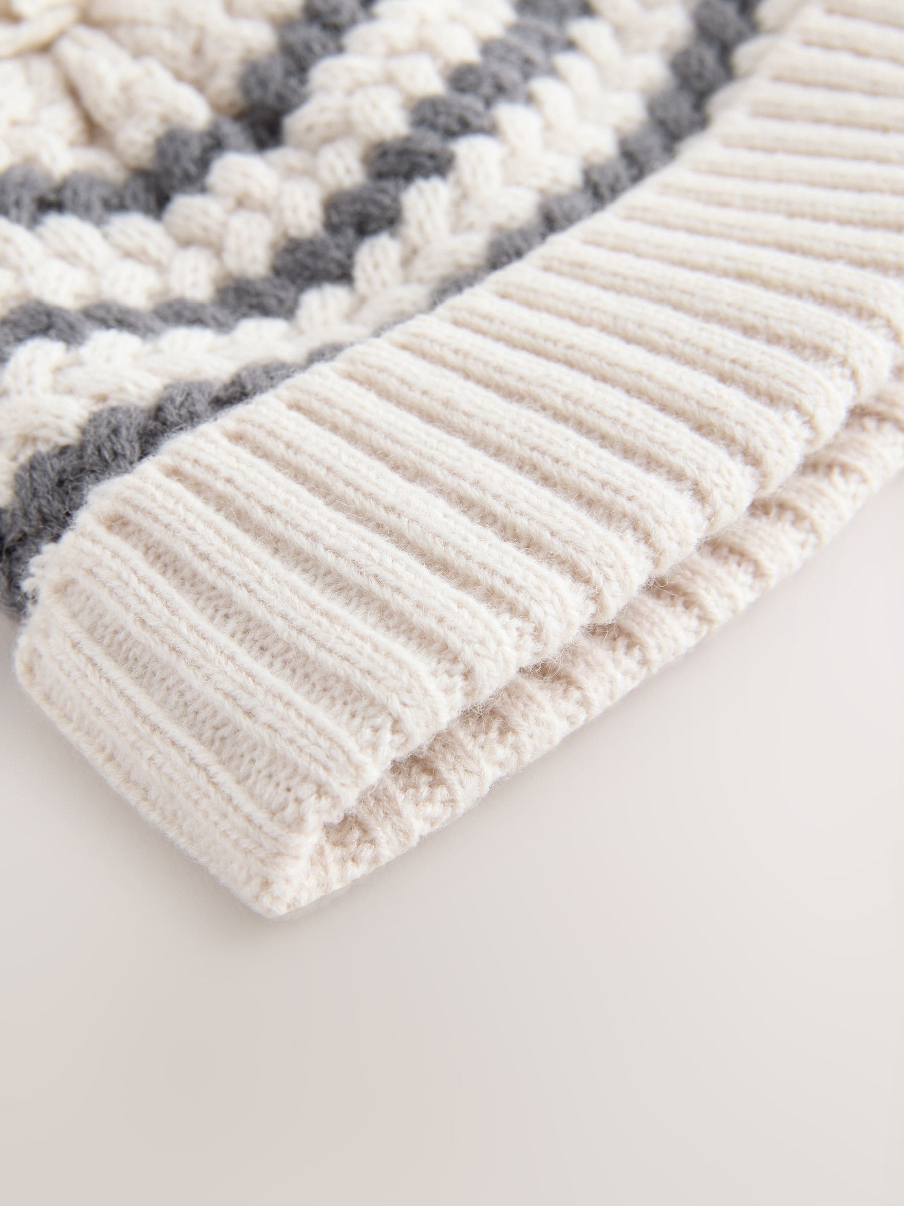 Monochroom gestreept - Gebreide Baby muts met pompon (0mnd -2jr)