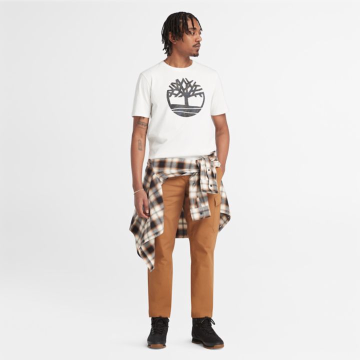 Camiseta masculina branca com estampa de árvore camuflada.