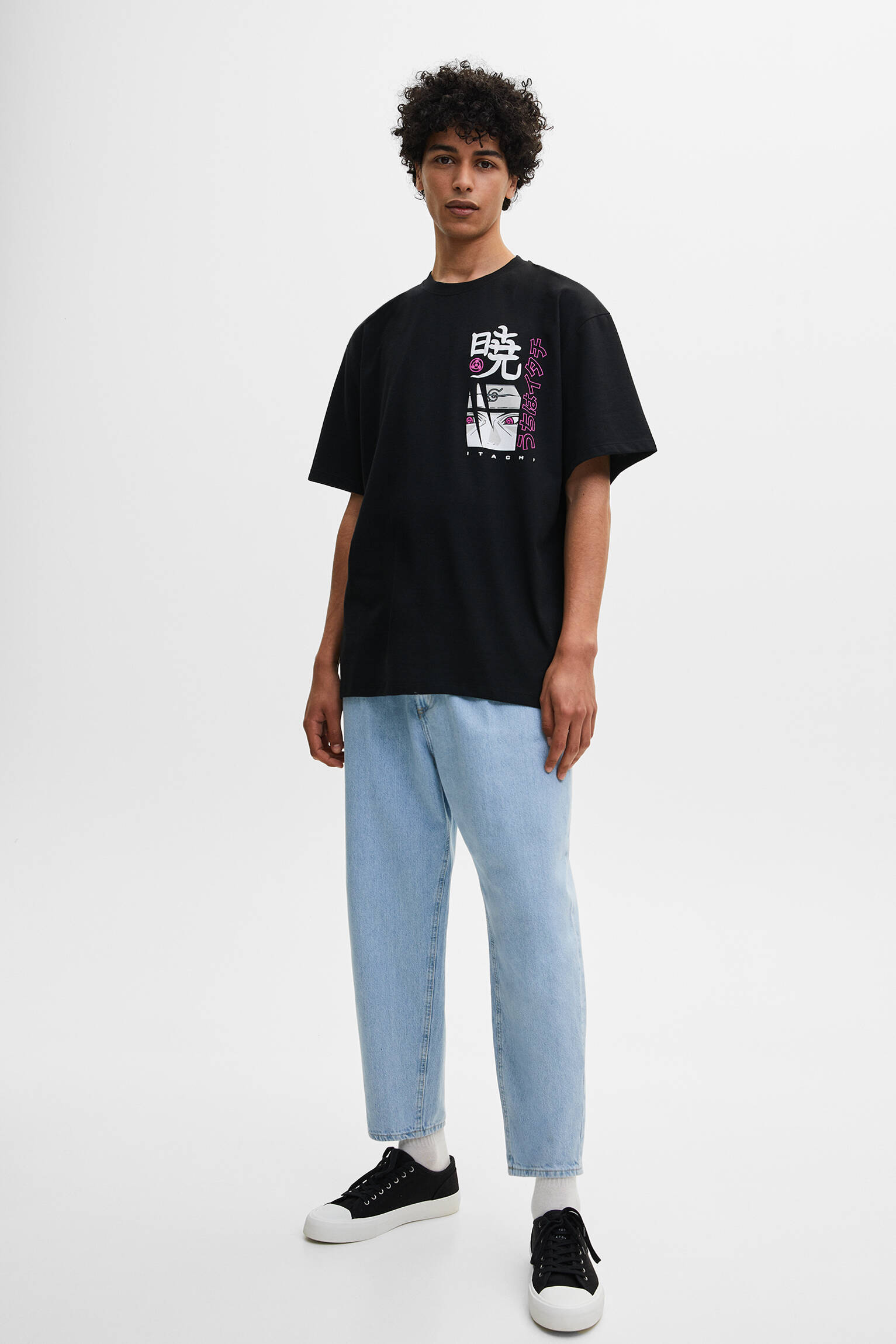 Camiseta com estampa de Naruto branca e rosa - preta