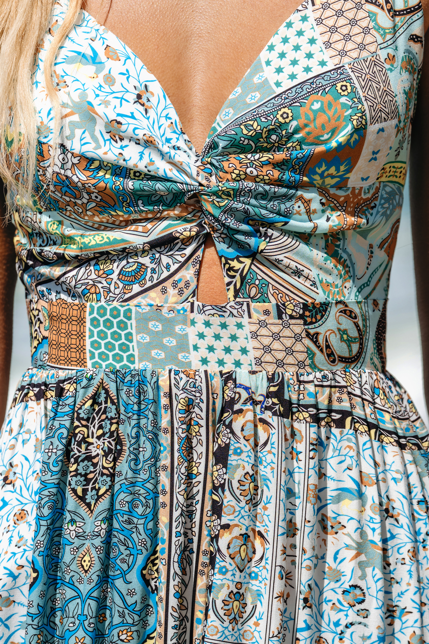 Robe maxi torsadée en patchwork paisley