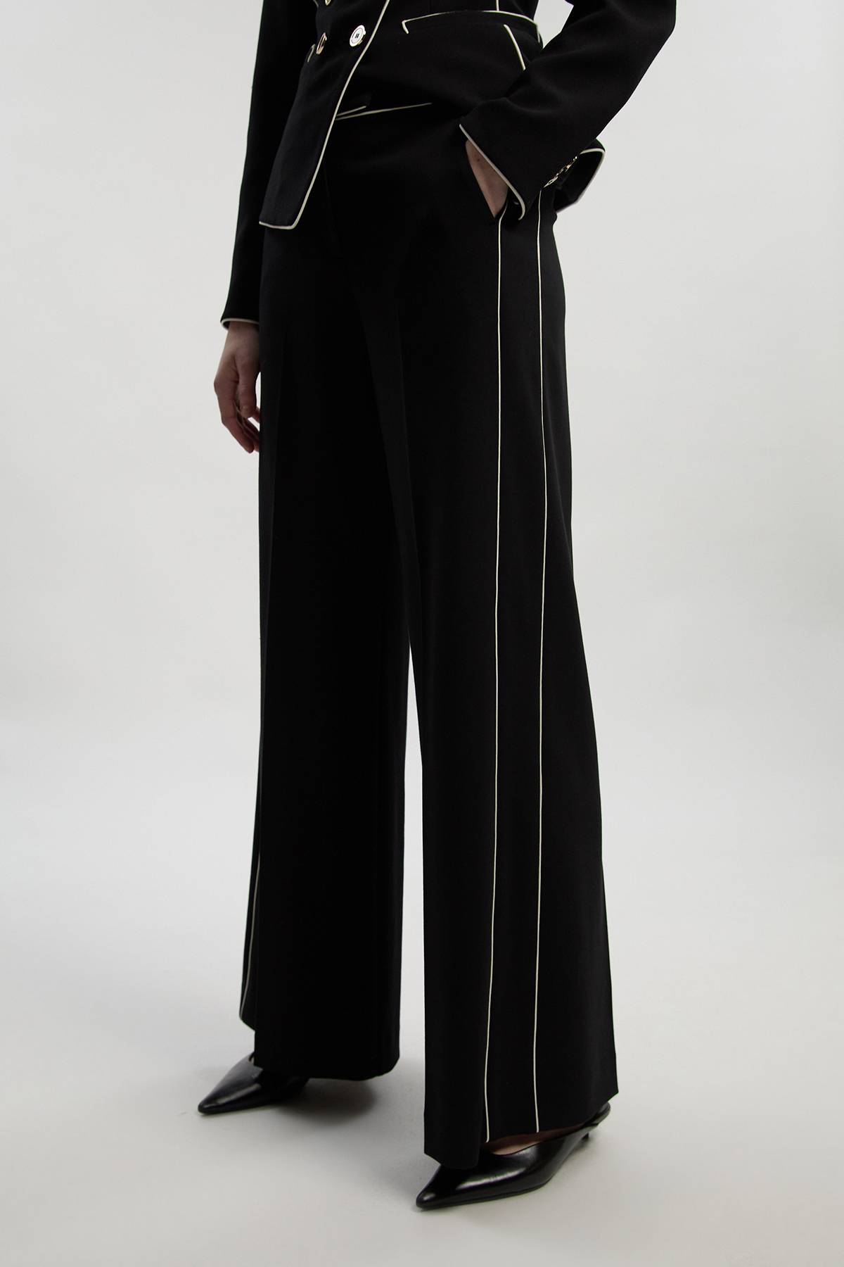 KarenMillen Pantalon Tailleur Petite Taille Jambe Large en Tissu Stretch Compact avec Liserés Contrastants