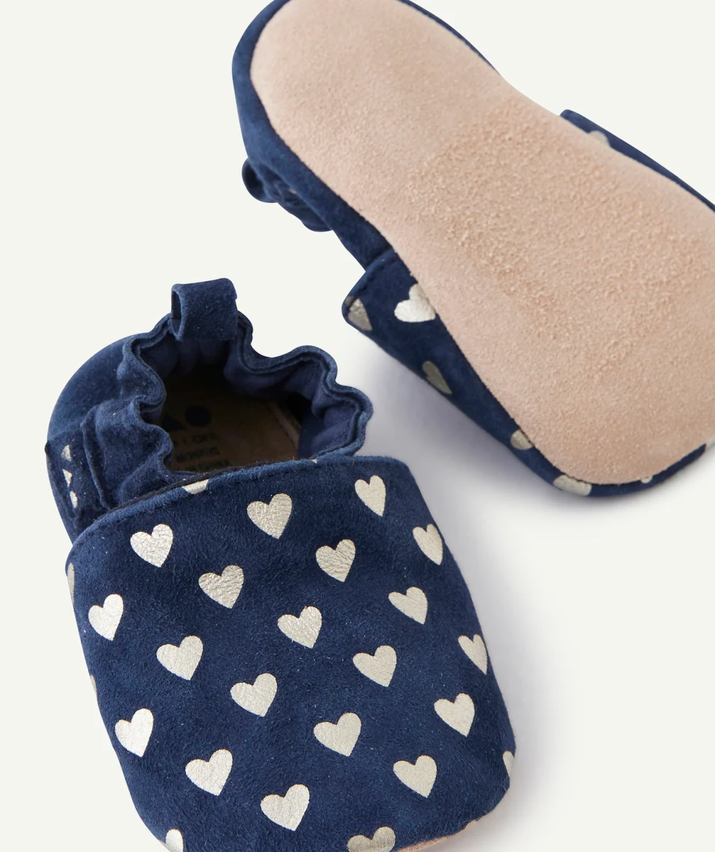 CHAUSSONS EN CUIR BÉBÉ FILLE BLEU MARINE AVEC COEURS COULEUR ARGENTÉE