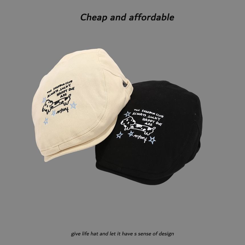 Alpha Kiss - Platte pet met geborduurde letters