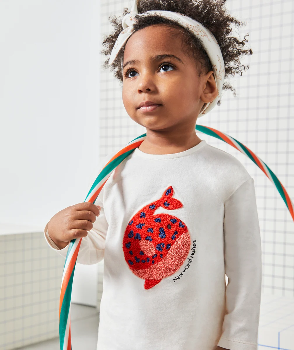 T-SHIRT BÉBÉ FILLE EN COTON BIO ÉCRU AVEC BALEINE EN BOUCLETTE