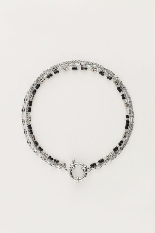 Driedubbele armband met zwarte kralen
