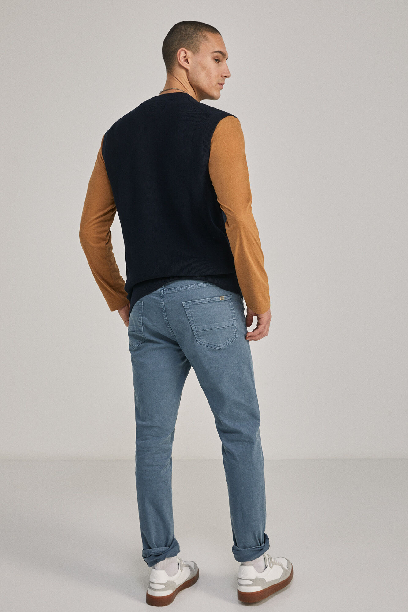 Calça de corte justo com 5 bolsos, cor azul médio.
