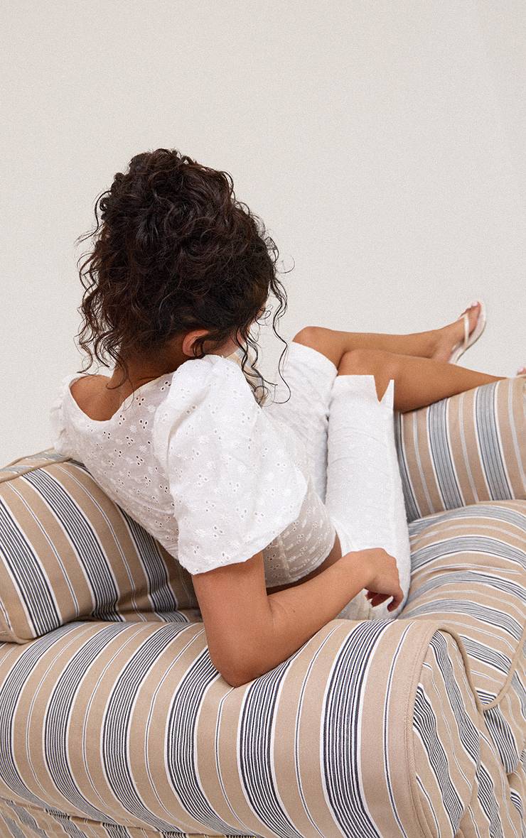 Blanc Top En Coton Broderie Anglaise À Manches Bouffantes Et Boutonnage Devant