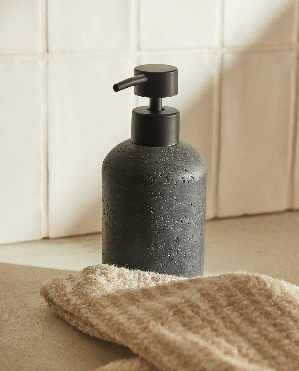 Conjunto de banheiro em resina preta com efeito pedra