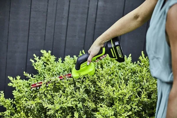 Greenworks, G24SHT, Multiklipper 2i1, 24V, m/2Ah batteri og lader