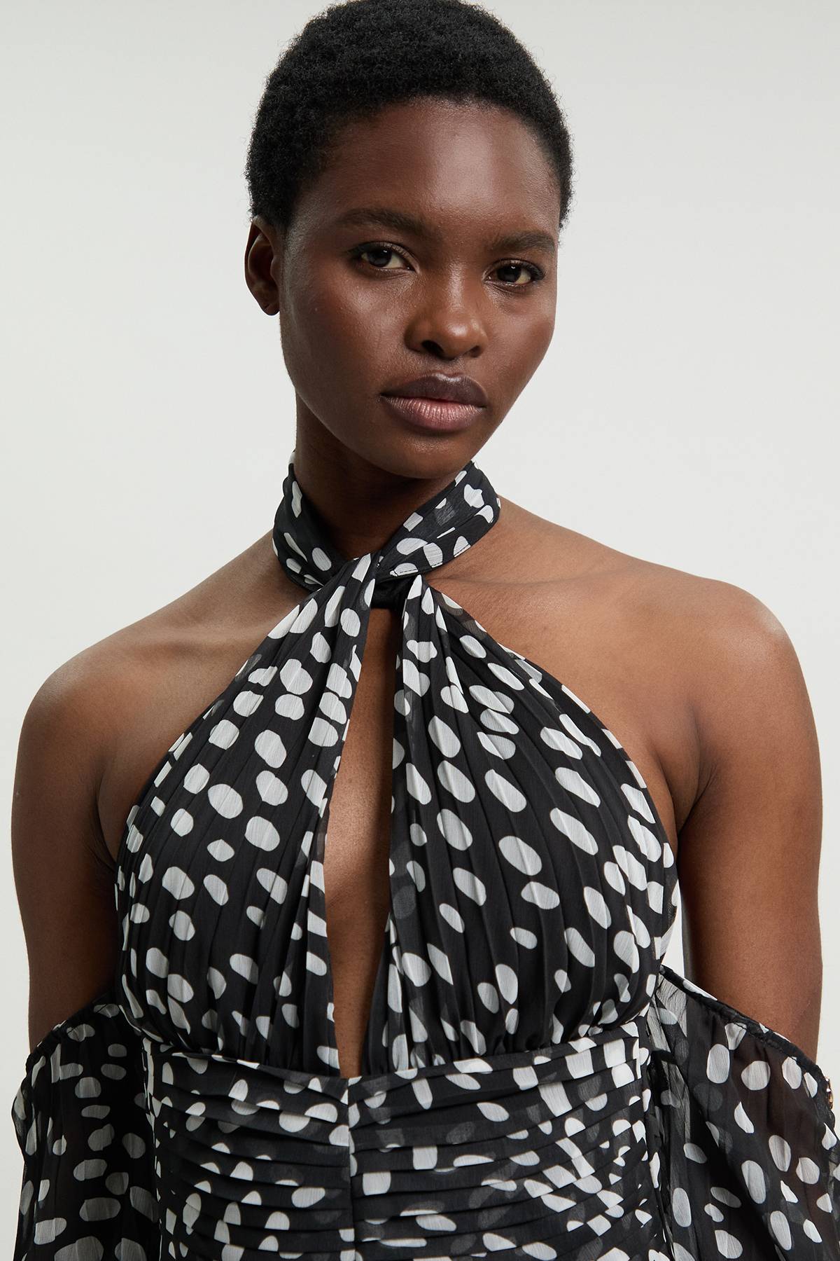 KarenMillen Robe Maxi En Georgette Tissée Froissée À Pois Avec Épaules Dénudées