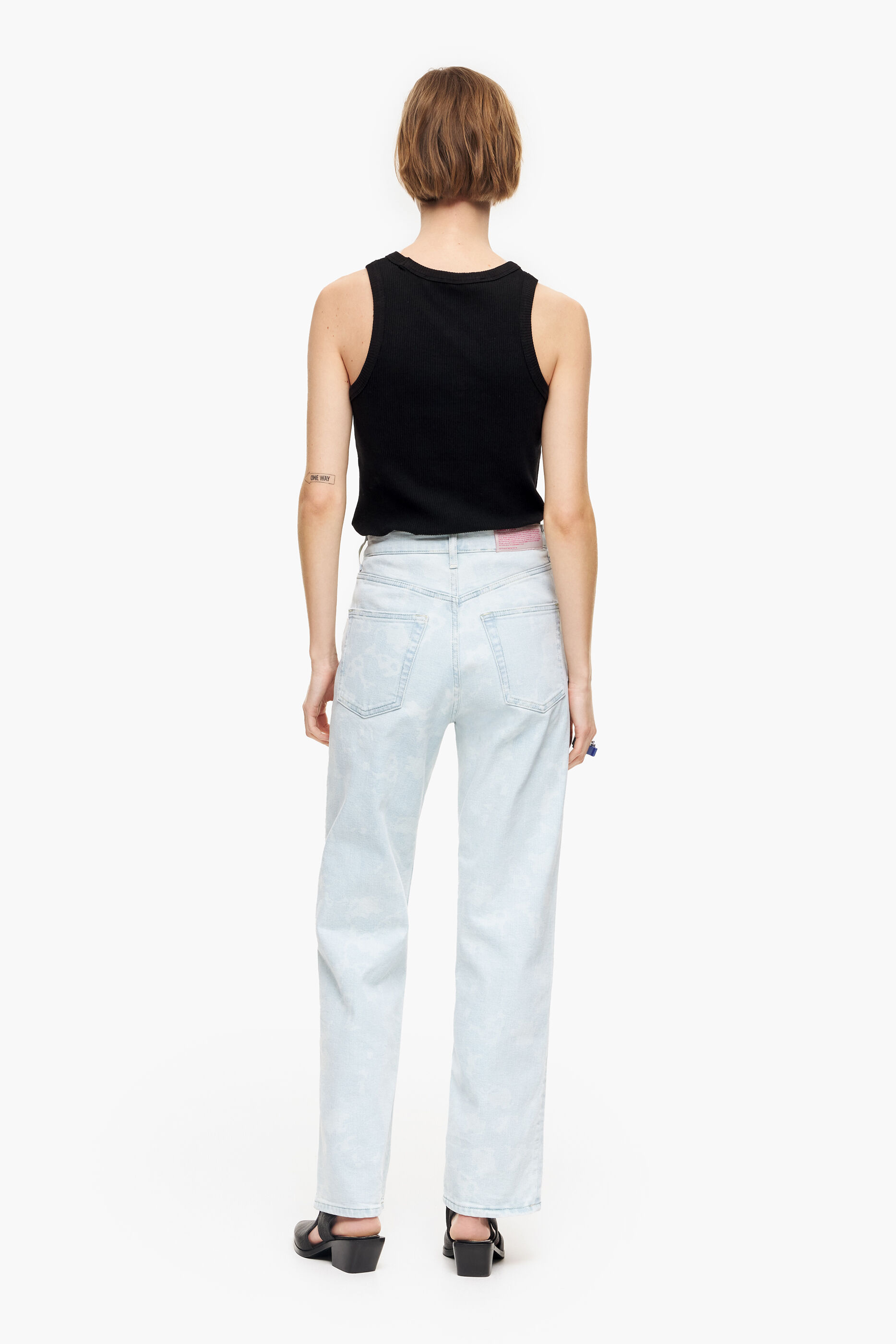 CALÇA RETA CROPPED - Calça jeans de corte reto com estampa camuflada de panda em tom azul lavado.