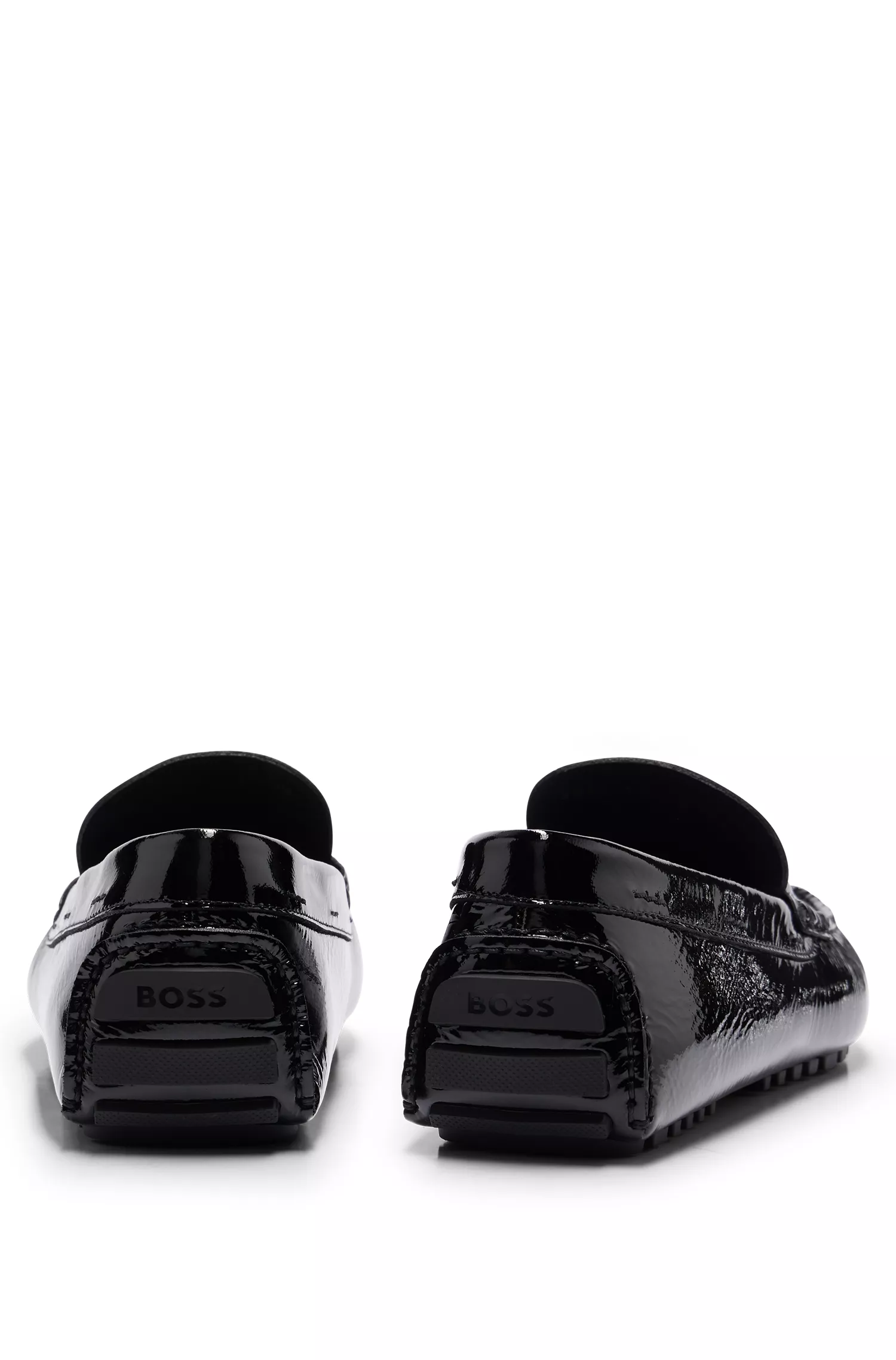 Mocassins BOSS Black-Driver em couro envernizado com detalhes da marca.