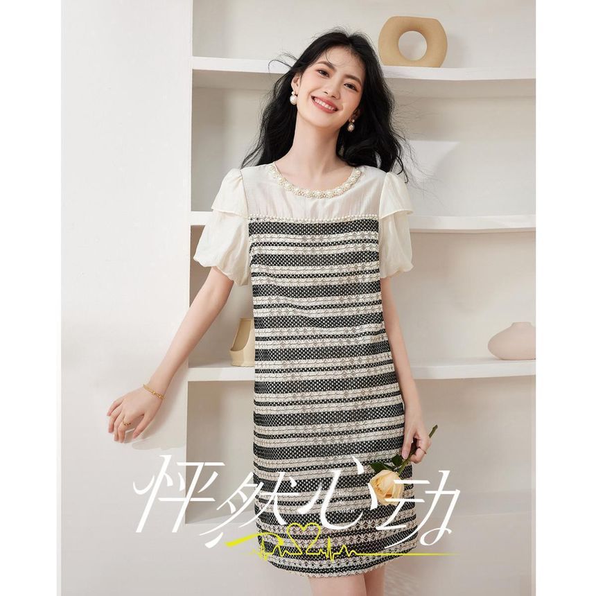 Kwuartz - Mini-shiftjurk met korte mouwen, ronde hals, gestreepte jacquardprint en imitatieparels