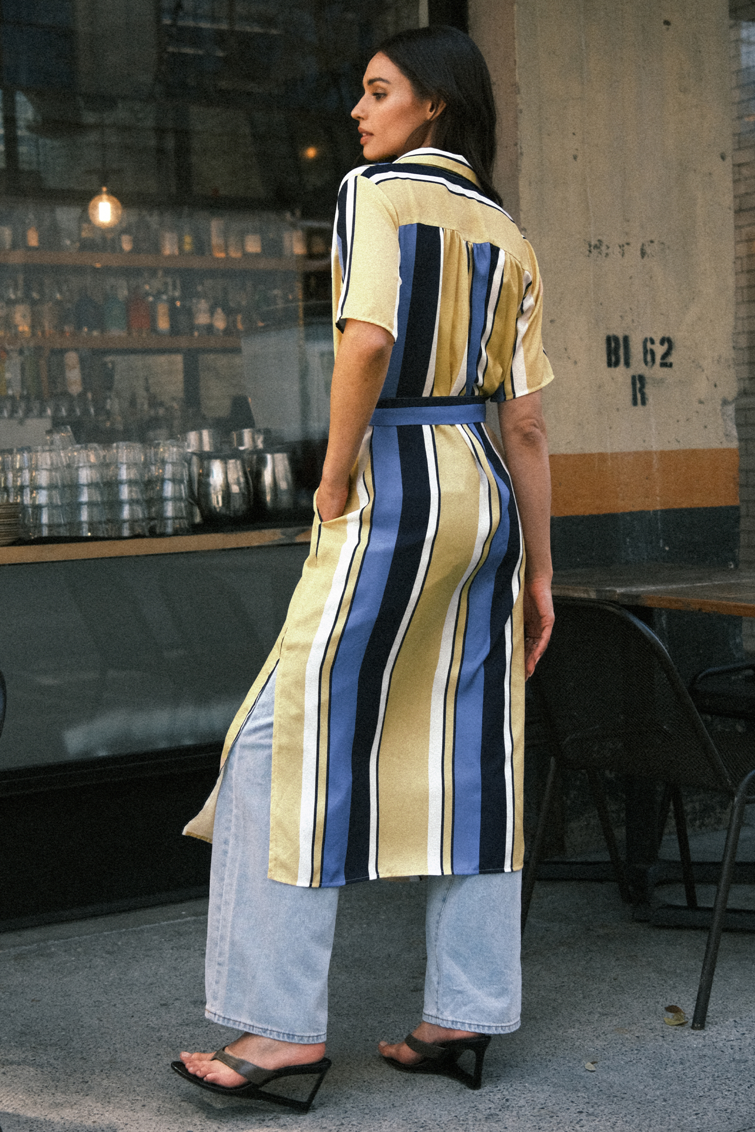 Robe chemise midi avec rayures bleues et jaunes et boutons