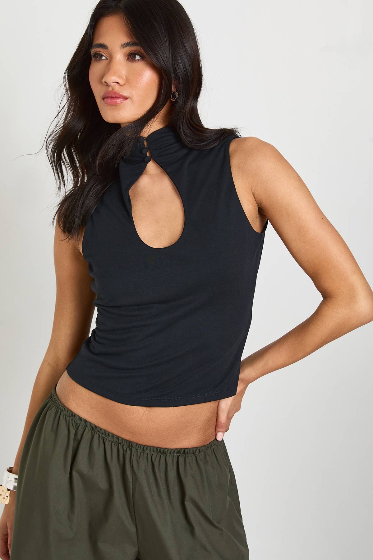 boohoo Haut Sans Manches En Cupro Avec Détail Boutonnière Trou De Serrure