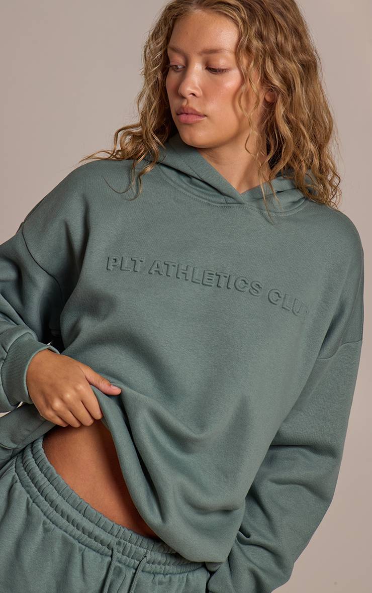 Vert Sauge Sweat À Casynthétiqueche Oversize Prettylittlething Athletics Club Avec Graphique En Relief