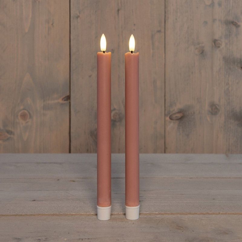 Anna's Collectionled dinerkaarsen - 2x - roze -25 cm - 3D vlam - warm wit licht