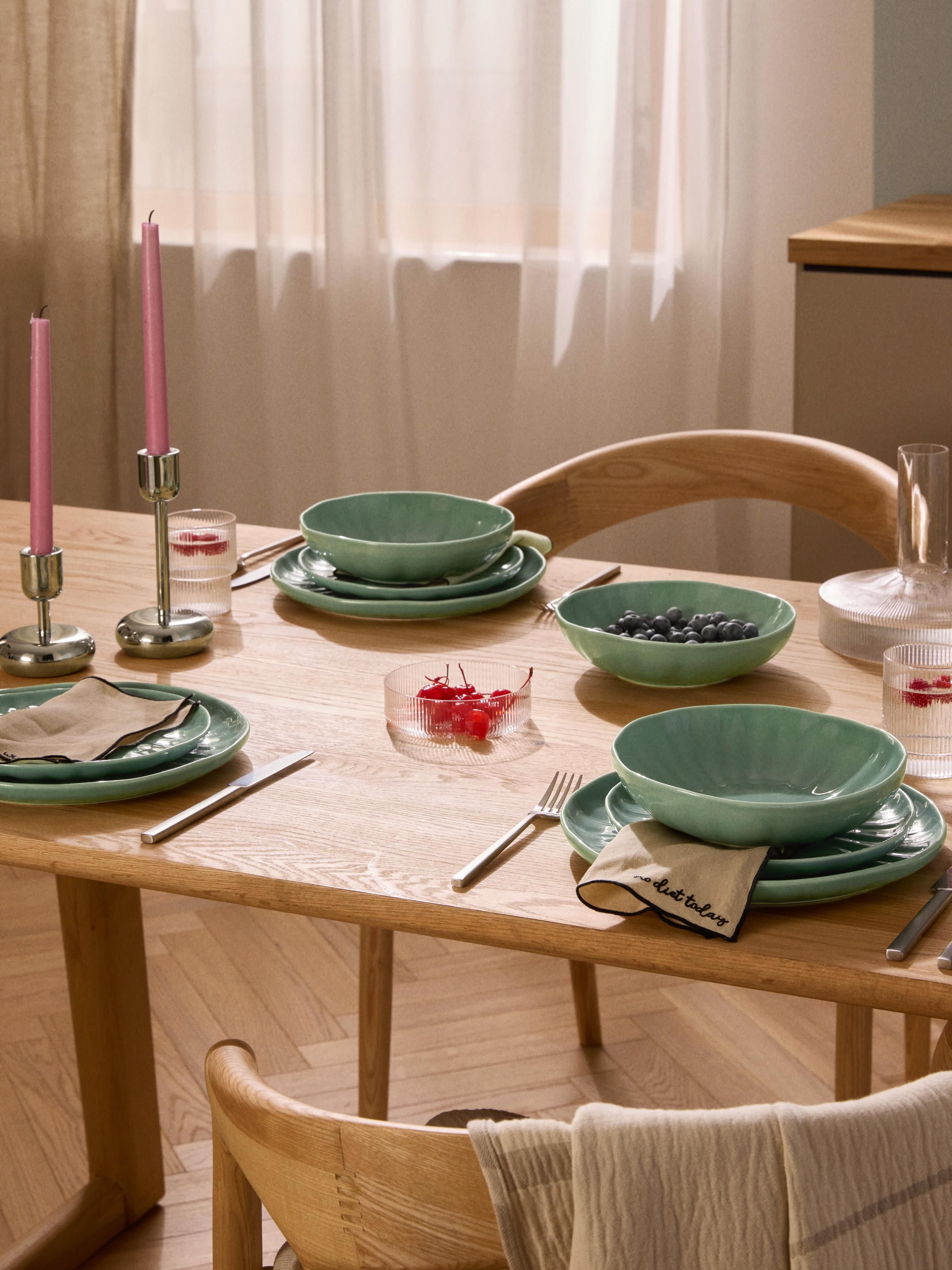 Porseleinen dinerborden Sali met reliëf, 4 stuks