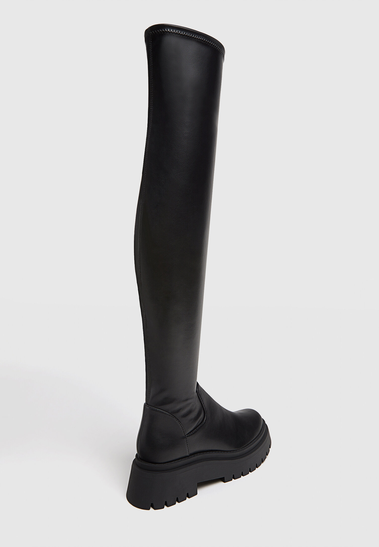 Botas pretas tamanho XL com sola plana