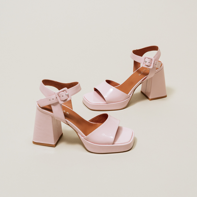 Sandales à brides et plateformes  en vernis rose clair