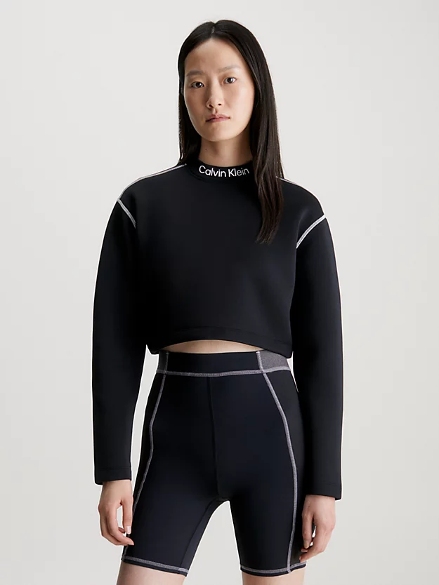 Top cropped com gola alta e logo