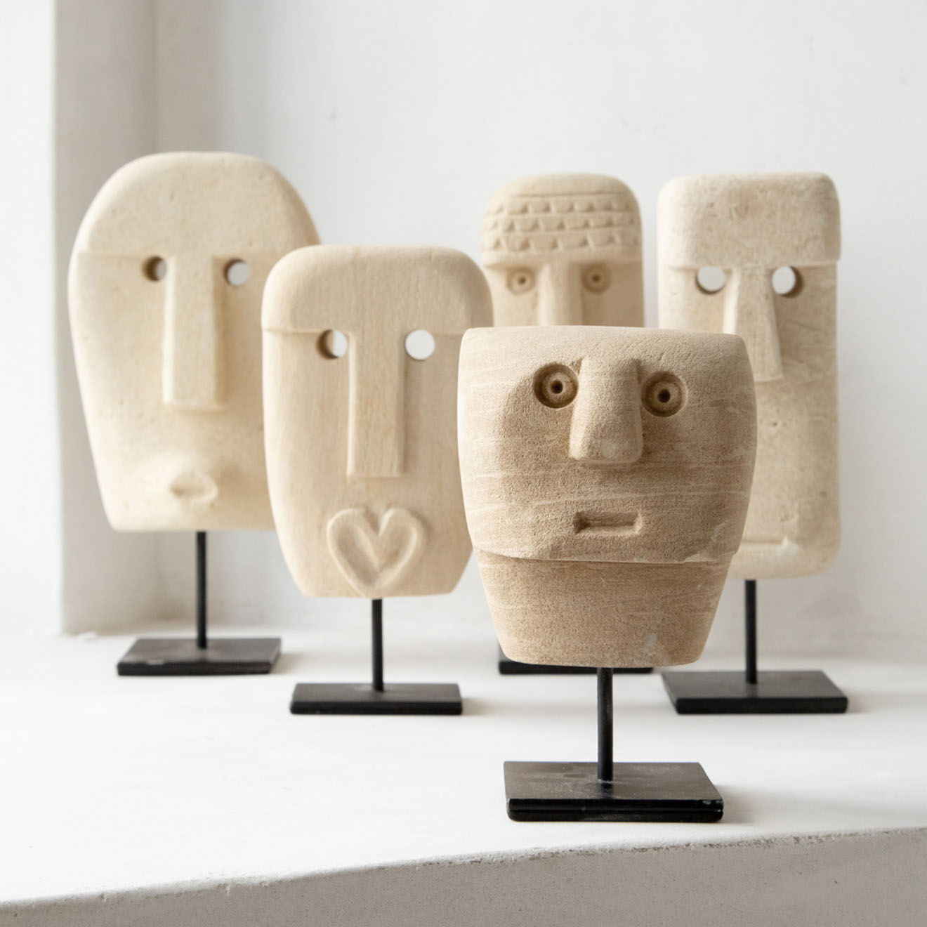 Bazar Bizar Statue de pierre Sumba sur pied naturel - 5x10x20 cm