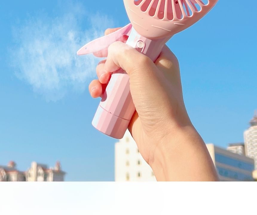 Miumi - Wortel/Ananas Plastic Handaangedreven Ventilator met Mistverstuiver