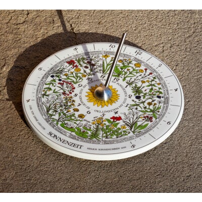 Sonnenuhr mit Blumenuhr Porzellan